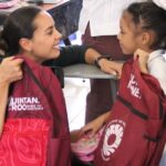 Ayuda Ana Paty Peralta en entrega de mochilas y útiles escolares del Gobierno del estado