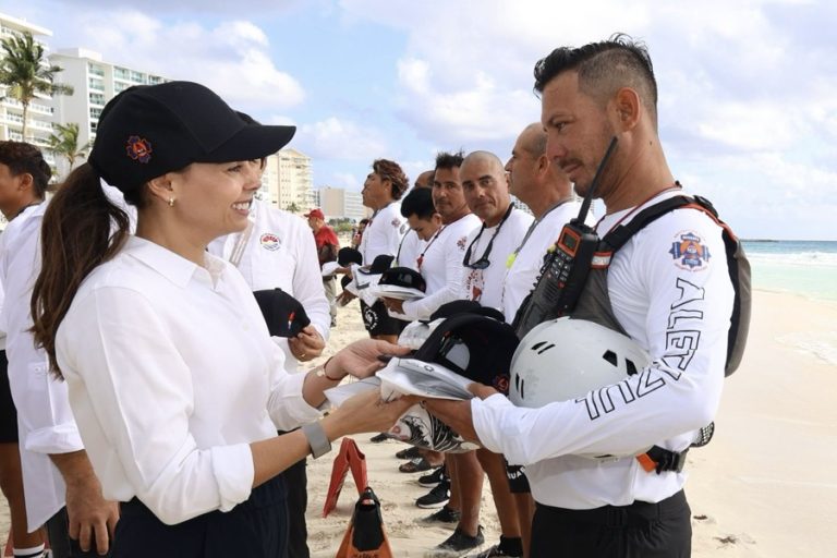 Entrega Ana Paty Peralta uniformes a guardavidas de Cancún - El Mirador QR