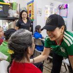 Estefanía Mercado transforma vidas con entrega de auxiliares auditivos a familias vulnerables de Playa del Carmen