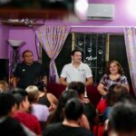 Renán Sánchez Tajonar escucha a vecinos de la colonia 10 de Abril