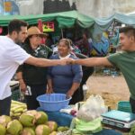 Pablo Bustamante escucha a la familia tianguista que ha hecho de Cancún su hogar