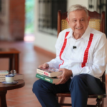 AMLO reaparece con nuevo libro y atribuye ‘decadencia’ de EU a su modelo económico y bélico