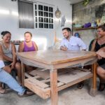 Pablo Bustamante escucha las historias de familias que dan identidad a Cancún